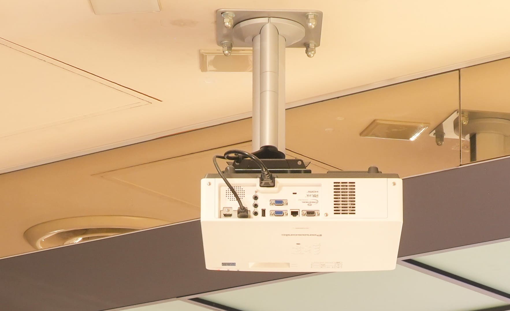 映像設備（HDMI端子／ピン映像端子／プロジェクター）