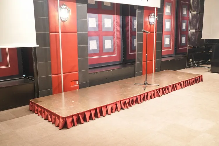 ◼ ステージ2 台（ 2 4 0 c m × 1 2 0 ㎝ ）