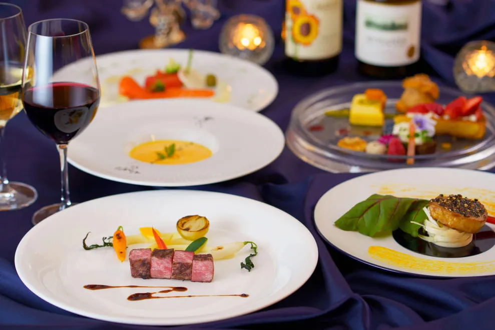 58階の洋食と59階の和食、趣の異なる2空間を活用し、シーンごとに雰囲気を変えた同時撮影や多彩な演出が可能です。