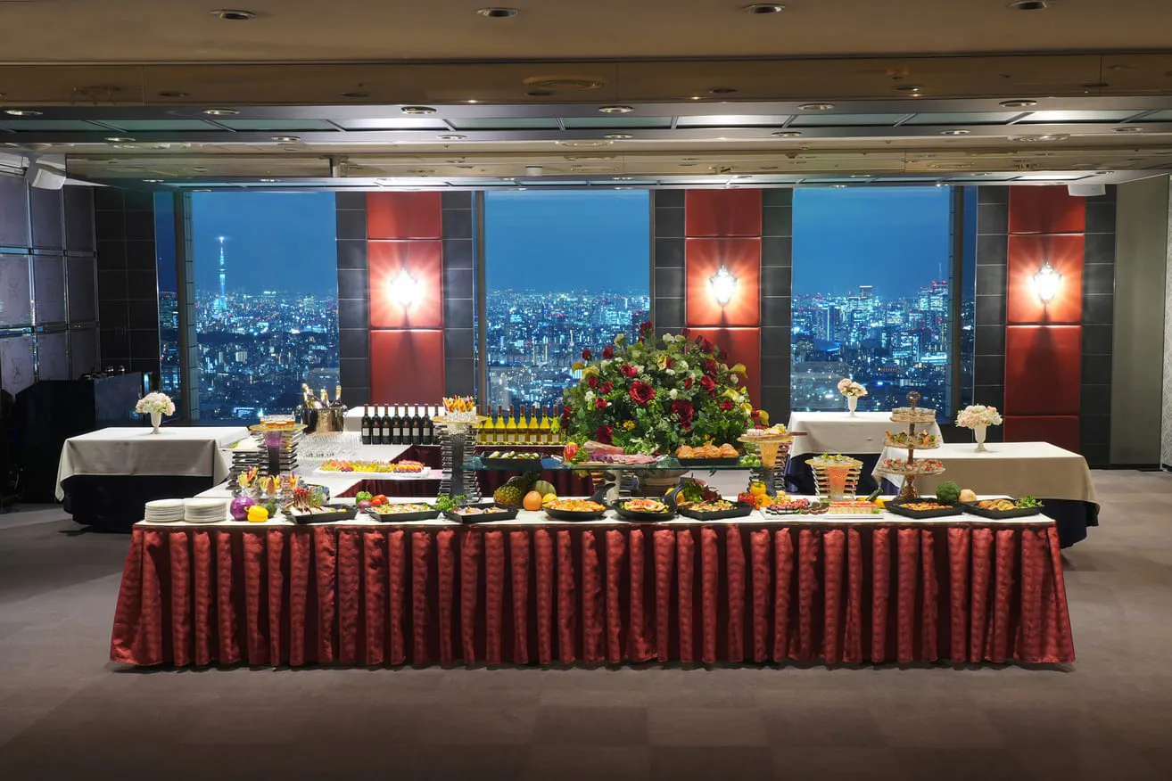 58階サンシャインクルーズ400席12個室と59階天空の庭星のなる木162席10個室、趣の異なる2空間を活用しシーンごとに雰囲気を変えた同時撮影や多彩な演出が可能です