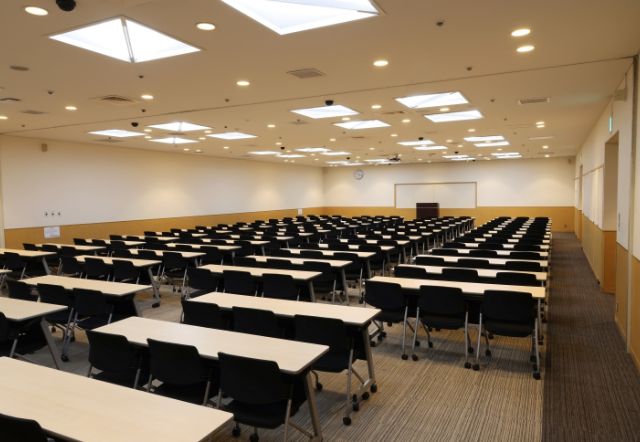 スクール形式最大１９８名、シアター形式最大33６名まで対応可能なサンシャインシティ会議室　クルーズ・クルーズ懇親会会場へはサンシャインシティ館内の移動が可能