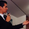 同窓会を盛り上げる司会進行術！ユーモアあふれるトークとトラブル対応
